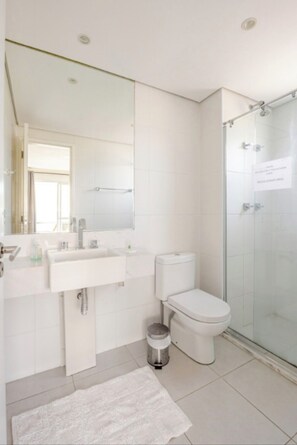 シャワー、ヘアドライヤー、タオル、石鹸