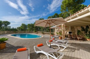 Villa | Restaurante al aire libre