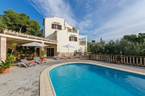 Villa | Alberca | Alberca techada y alberca al aire libre