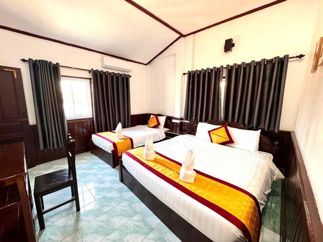 Quarto triplo básico | Quartos à prova de som, Wi-Fi de cortesia, roupa de cama