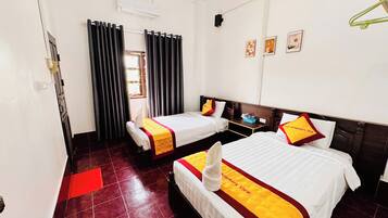 Basic Twin Room, Mountain View | Soundproofing, free WiFi, bed sheets