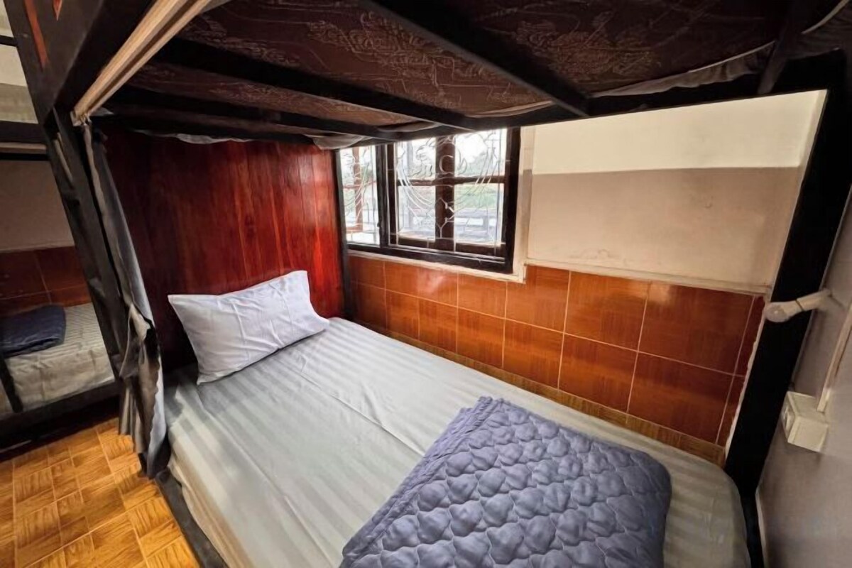 Soundproofing, free WiFi, bed sheets