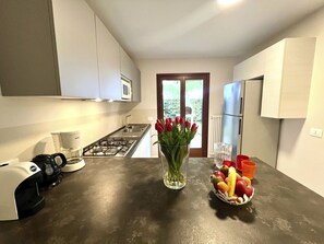 Kylskåp, mikrovågsugn, diskmaskin och grytor/köksredskap