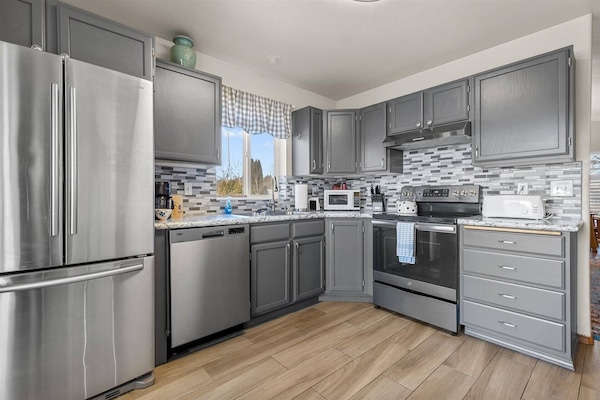 KĂŒhlschrank, Mikrowelle, Ofen, Herdplatte