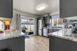 Kylskåp, mikrovågsugn, ugn och spishäll