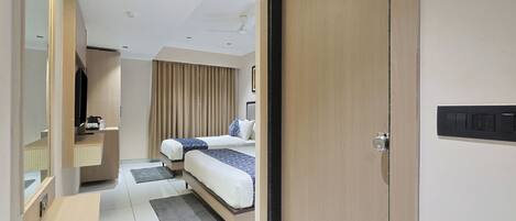 ファミリー トリプルルーム 1 ベッドルーム | 低刺激性寝具、ミニバー、デスク、WiFi (無料)