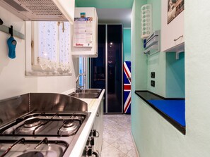 Kühlschrank, Ofen, Geschirrspüler, Kochgeschirr/Geschirr/Besteck