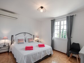 4 bedrooms, iron/ironing board, Internet