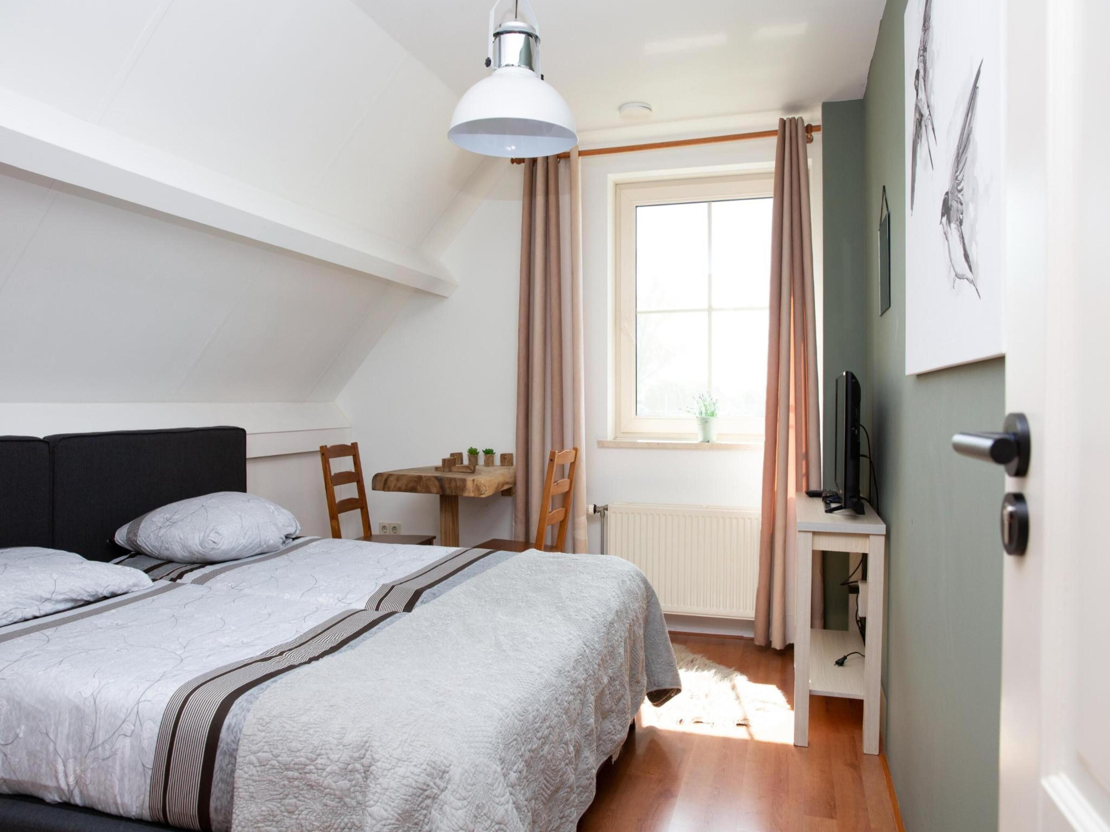 5 bedrooms, iron/ironing board, internet