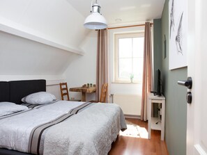 5 bedrooms, iron/ironing board, internet