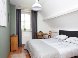 5 bedrooms, iron/ironing board, internet