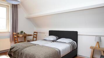 5 bedrooms, iron/ironing board, Internet