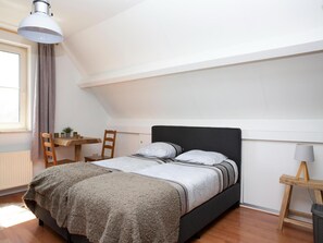 5 habitaciones, tabla de planchar con plancha y internet 