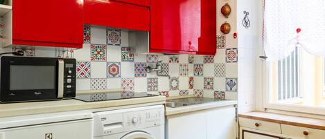 Kühlschrank, Mikrowelle, Toaster, Kochgeschirr/Geschirr/Besteck