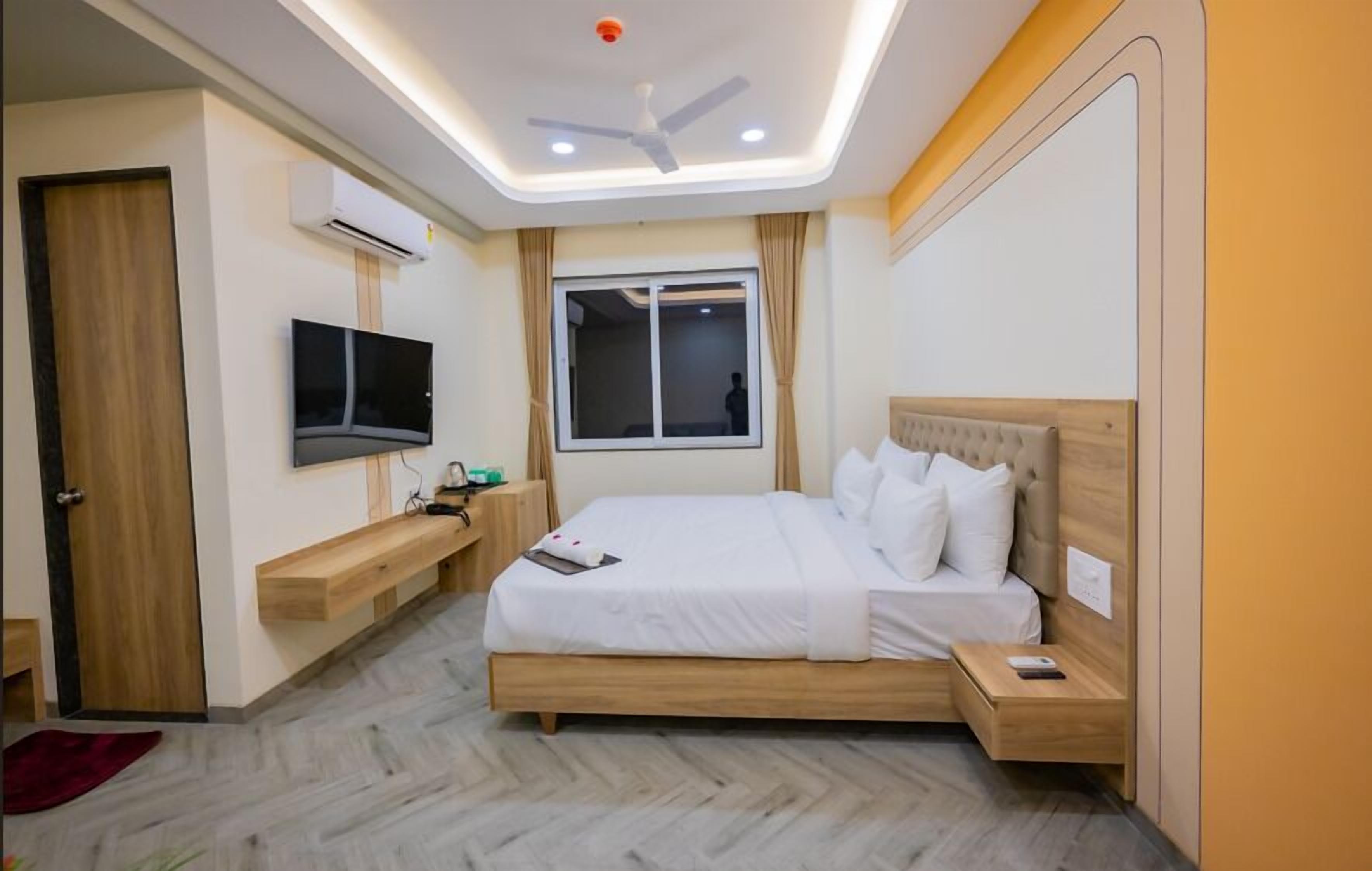 Basic Double Room | In-room safe, blackout drapes, soundproofing, iron/ironing board