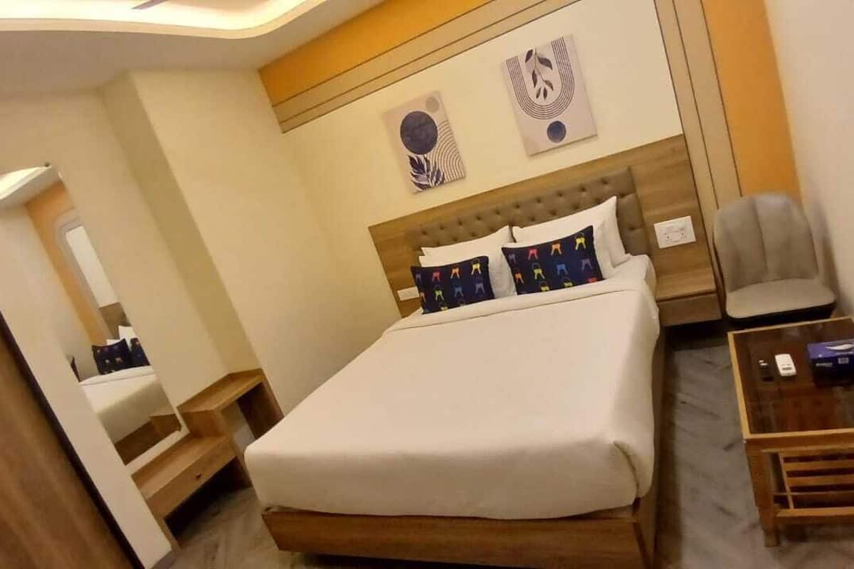 Premium bedding, in-room safe, blackout curtains, soundproofing