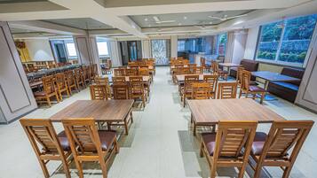 Breakfast, lunch, dinner served; Indian cuisine