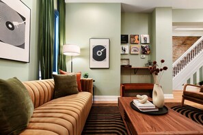 Smart-tv, een open haard, boeken en een stereo