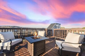 A deck with outdoor seating, a fire pit, and a view of the city skyline. - ★ HostWise Stays ★ Fire Pit Evenings & Rooftop Views | Prime Location (Pittsburgh)