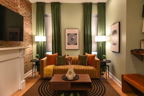 Smart-TV, peis, bøker og stereoanlegg