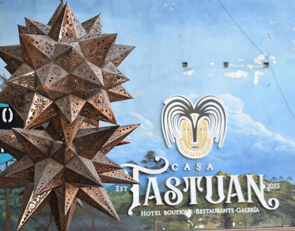 A decorative metal star with intricate patterns and a sign for CASA ASTUAN 2015, indicating a hotel, boutique, restaurant, and gallery. - Hotel Boutique Casa Tastuan (Tonalá)