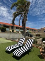 Una piscina al aire libre de temporada