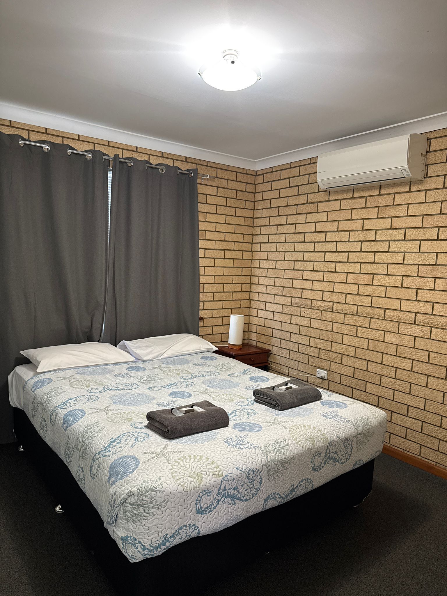 Ruang kerja ramah laptop, Wi-Fi gratis, dan seprai linen