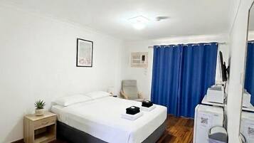 Comfort-Studio, 1 Schlafzimmer, Poolblick | Laptopgeeigneter Arbeitsplatz, kostenloses WLAN, Bettwäsche