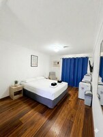 Estúdio conforto, 1 quarto, vista para a piscina | Espaço de trabalho para notebook, Wi-Fi de cortesia, roupa de cama