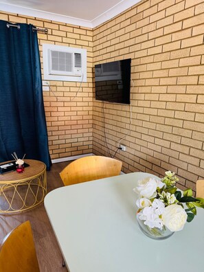 32-inch Smart TV with cable channels - Oceanview Villas (Mahomets Flats)