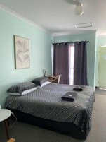 Espacio para trabajar con laptop, wifi gratis y ropa de cama 