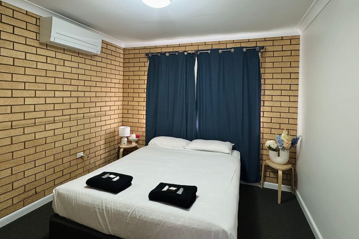 Espacio para trabajar con laptop, wifi gratis y ropa de cama