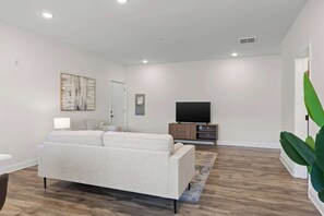 テレビ、書斎 / ワークスペース