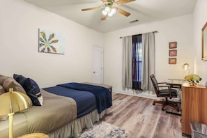 2 室のベッドルーム、デスク、アイロン / アイロン台、旅行用ベビーベッド