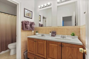 シャワー、ヘアドライヤー、タオル