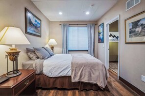 2 soverom, skrivebord, strykejern/-brett og reiseseng for barn