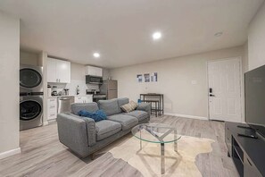 Una televisión, una oficina