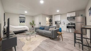 Interior - Cozy Modern Loft 1BR/1BA - Peace and comfort (Houston)