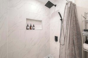 Chuveiro, secador de cabelo, toalhas de banho, shampoo