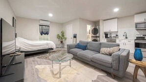 A modern apartment with a living room, a bedroom, and a kitchen. - Cozy Modern Loft 1BR/1BA - Peace and comfort (Houston)