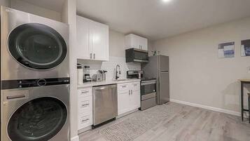 Kjøleskap, mikrobølgeovn, ovn og kokeplater