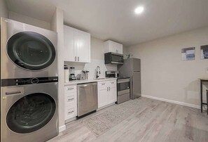 Frigorífico, microondas, horno y placa de cocina