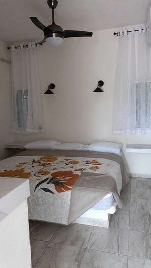 Basic Double Room, Balcony | Free WiFi, bed sheets - casa Tania playa larga (Zihuatanejo)