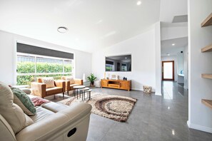 TV, offices - Waterway Retreat - Serene Living, Entertains 8 (Dubbo)