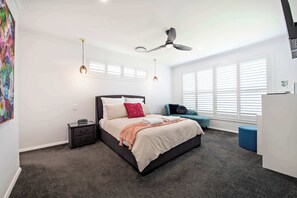 4 quartos, escrivaninha, ferros/tábuas de passar roupa, berço de viagem