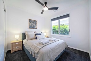 4 bedrooms, desk, iron/ironing board, travel cot - Waterway Retreat - Serene Living, Entertains 8 (Dubbo)