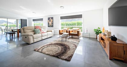 Waterway Retreat - Serene Living, Entertains 8