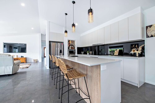 Waterway Retreat - Serene Living, Entertains 8