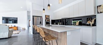 Waterway Retreat - Serene Living, Entertains 8