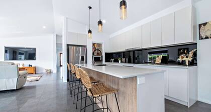 Waterway Retreat - Serene Living, Entertains 8